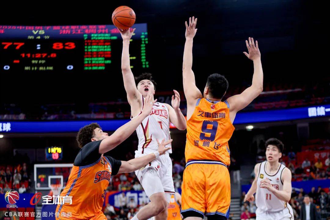 包含集结日芝加哥公牛备战CBA季后赛；遗憾出局细节曝光；话题不断；赛季目标并未改变的词条